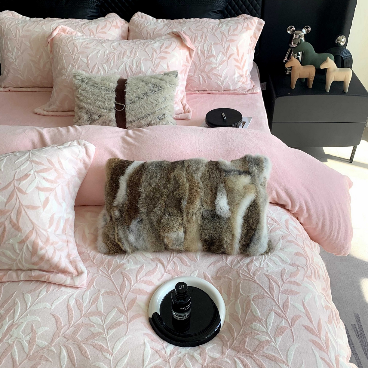 91家纺网 家纺一手货源 找家纺 奈萝家纺 2025新款加厚雕花绒牛奶绒四件套 叶叶细雨粉