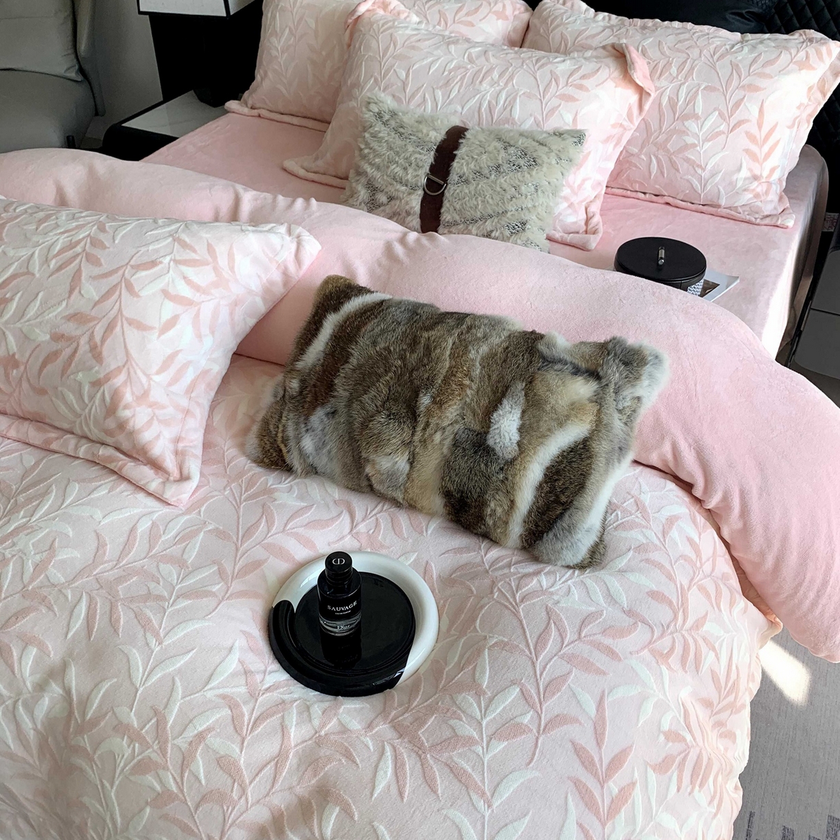 91家纺网 家纺一手货源 找家纺 奈萝家纺 2025新款加厚雕花绒牛奶绒四件套 叶叶细雨粉