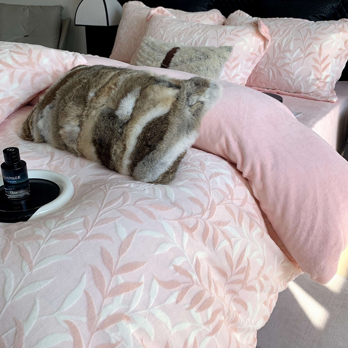 91家纺网 家纺一手货源 找家纺 奈萝家纺 2025新款加厚雕花绒牛奶绒四件套 叶叶细雨粉