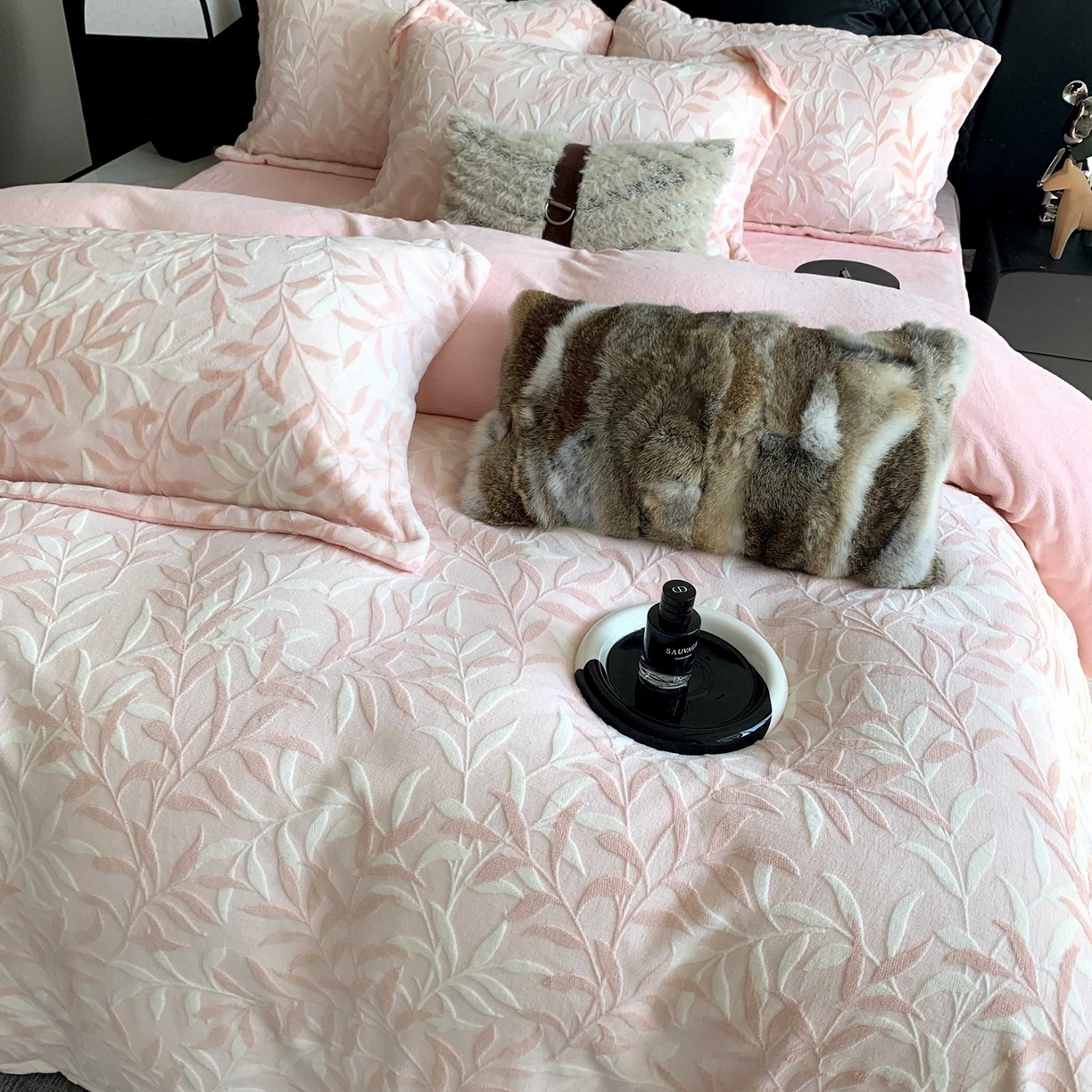 91家纺网 家纺一手货源 找家纺 奈萝家纺 2025新款加厚雕花绒牛奶绒四件套 叶叶细雨粉