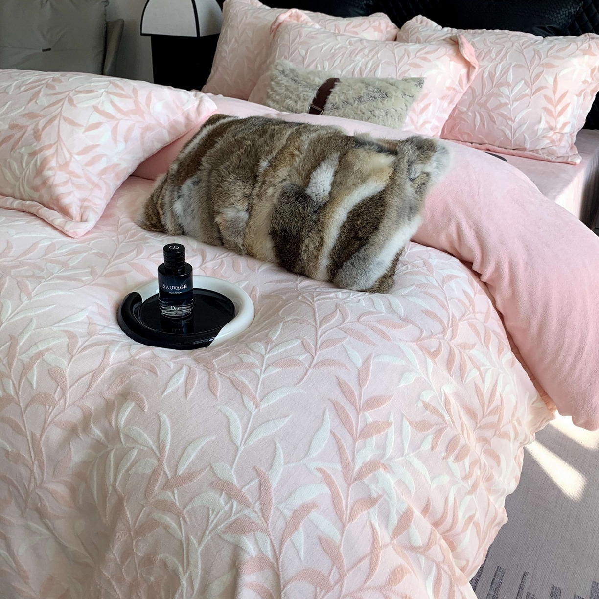 91家纺网 家纺一手货源 找家纺 奈萝家纺 2025新款加厚雕花绒牛奶绒四件套 叶叶细雨粉