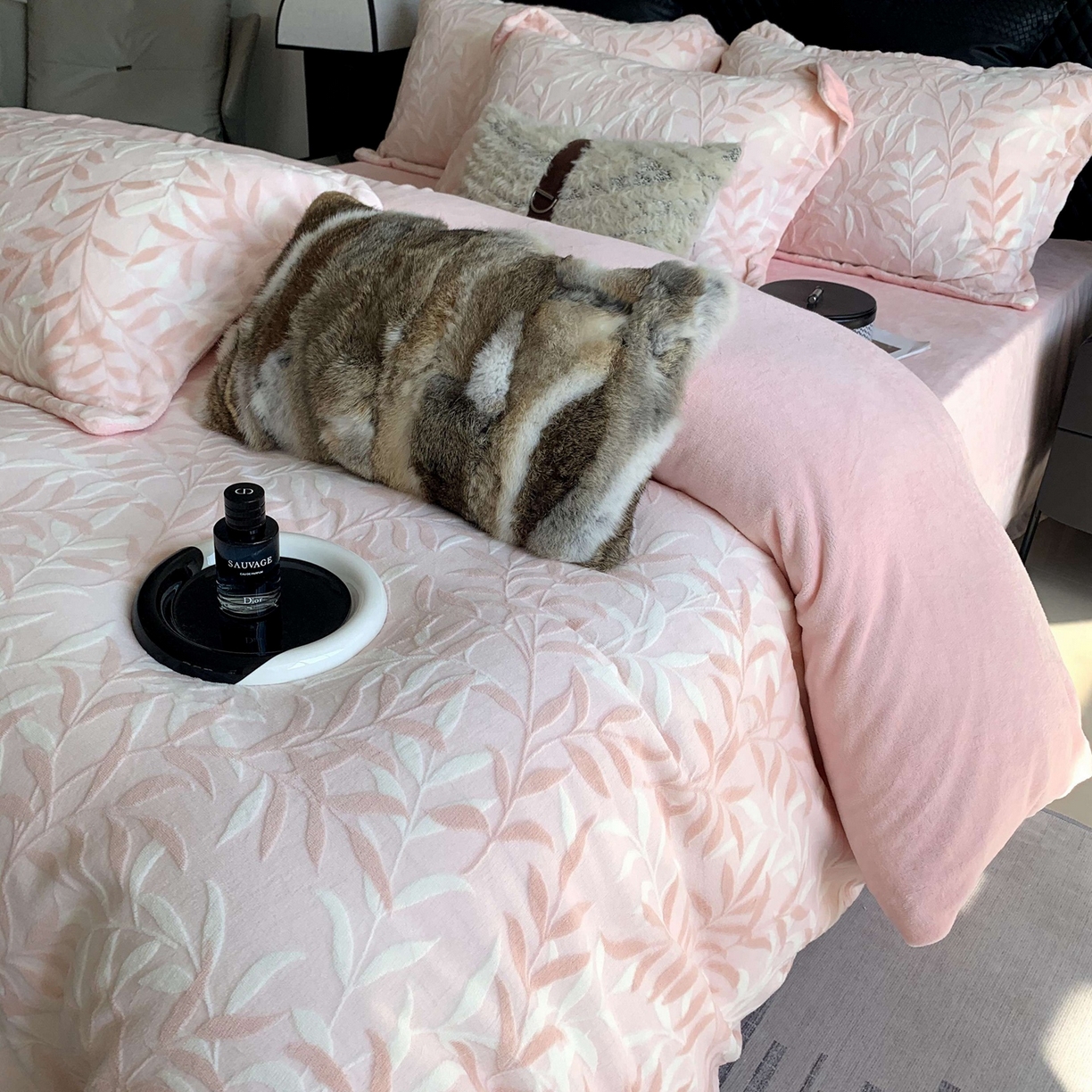 91家纺网 家纺一手货源 找家纺 奈萝家纺 2025新款加厚雕花绒牛奶绒四件套 叶叶细雨粉