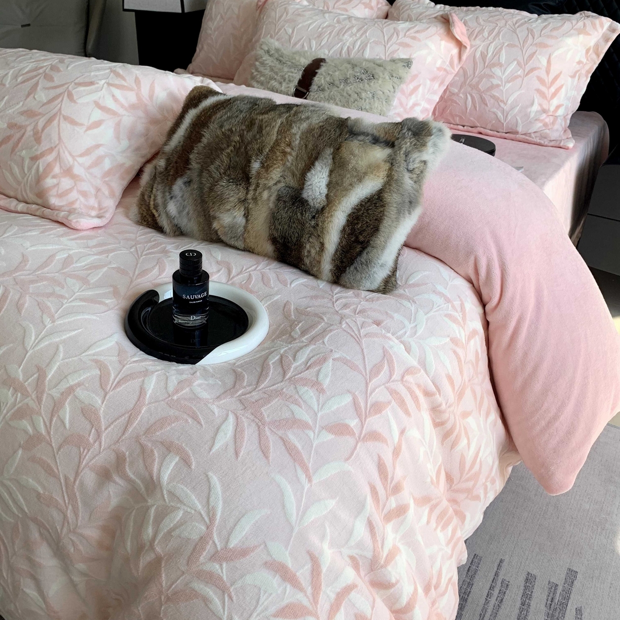 91家纺网 家纺一手货源 找家纺 奈萝家纺 2025新款加厚雕花绒牛奶绒四件套 叶叶细雨粉