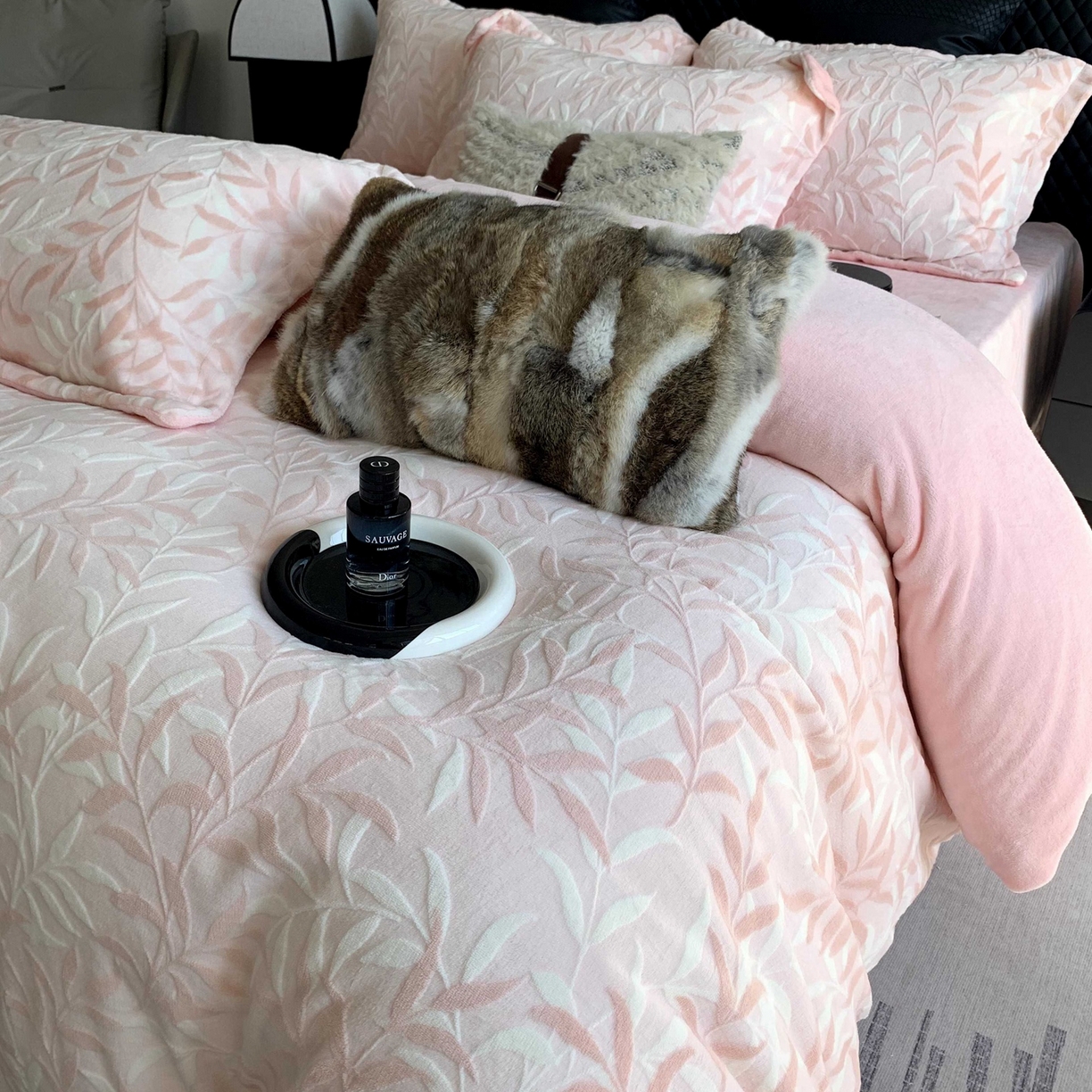 91家纺网 家纺一手货源 找家纺 奈萝家纺 2025新款加厚雕花绒牛奶绒四件套 叶叶细雨粉