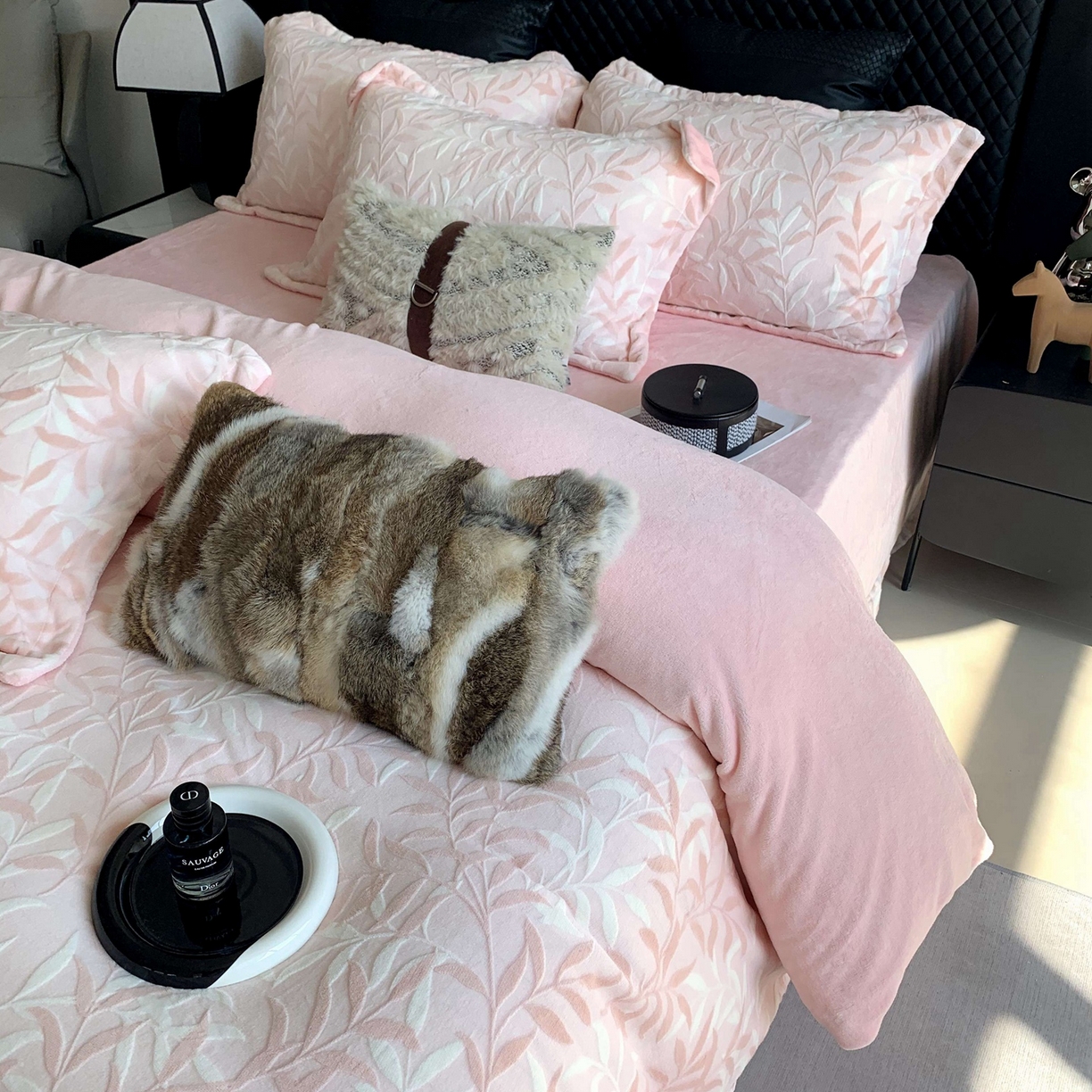 91家纺网 家纺一手货源 找家纺 奈萝家纺 2025新款加厚雕花绒牛奶绒四件套 叶叶细雨粉