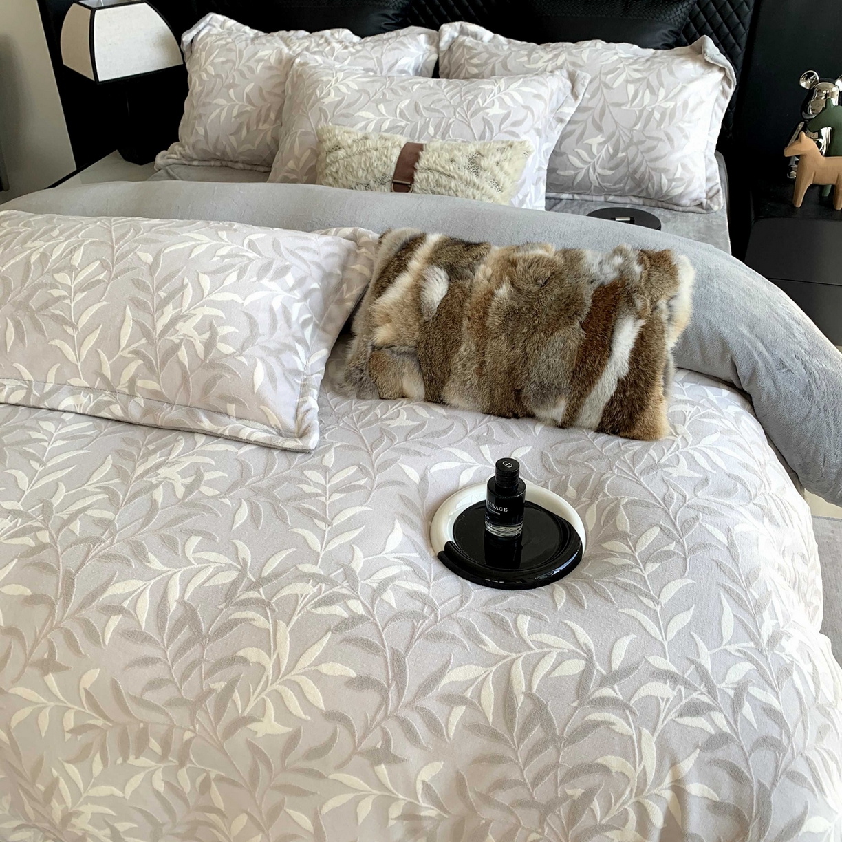 91家纺网 家纺一手货源 找家纺 奈萝家纺 2025新款加厚雕花绒牛奶绒四件套 叶叶细雨灰