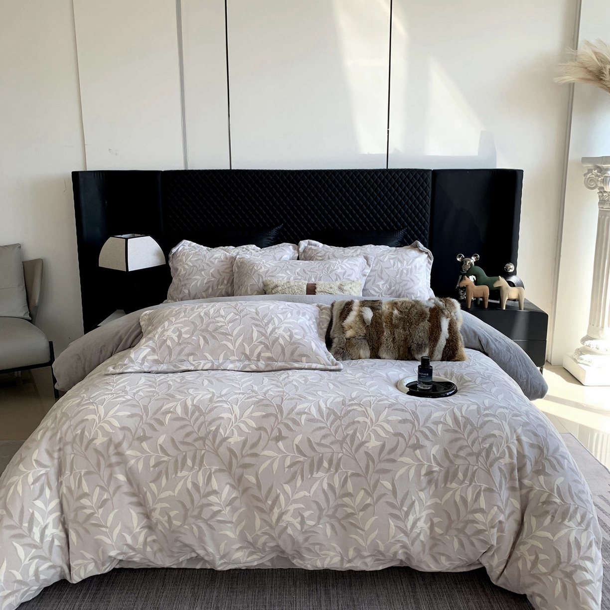 91家纺网 家纺一手货源 找家纺 奈萝家纺 2025新款加厚雕花绒牛奶绒四件套 叶叶细雨灰