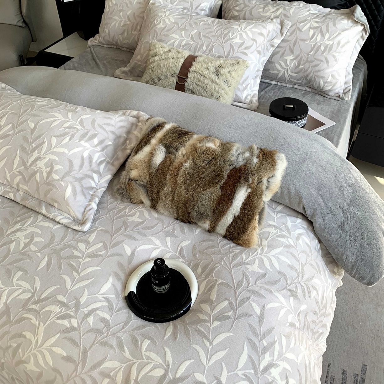 91家纺网 家纺一手货源 找家纺 奈萝家纺 2025新款加厚雕花绒牛奶绒四件套 叶叶细雨灰