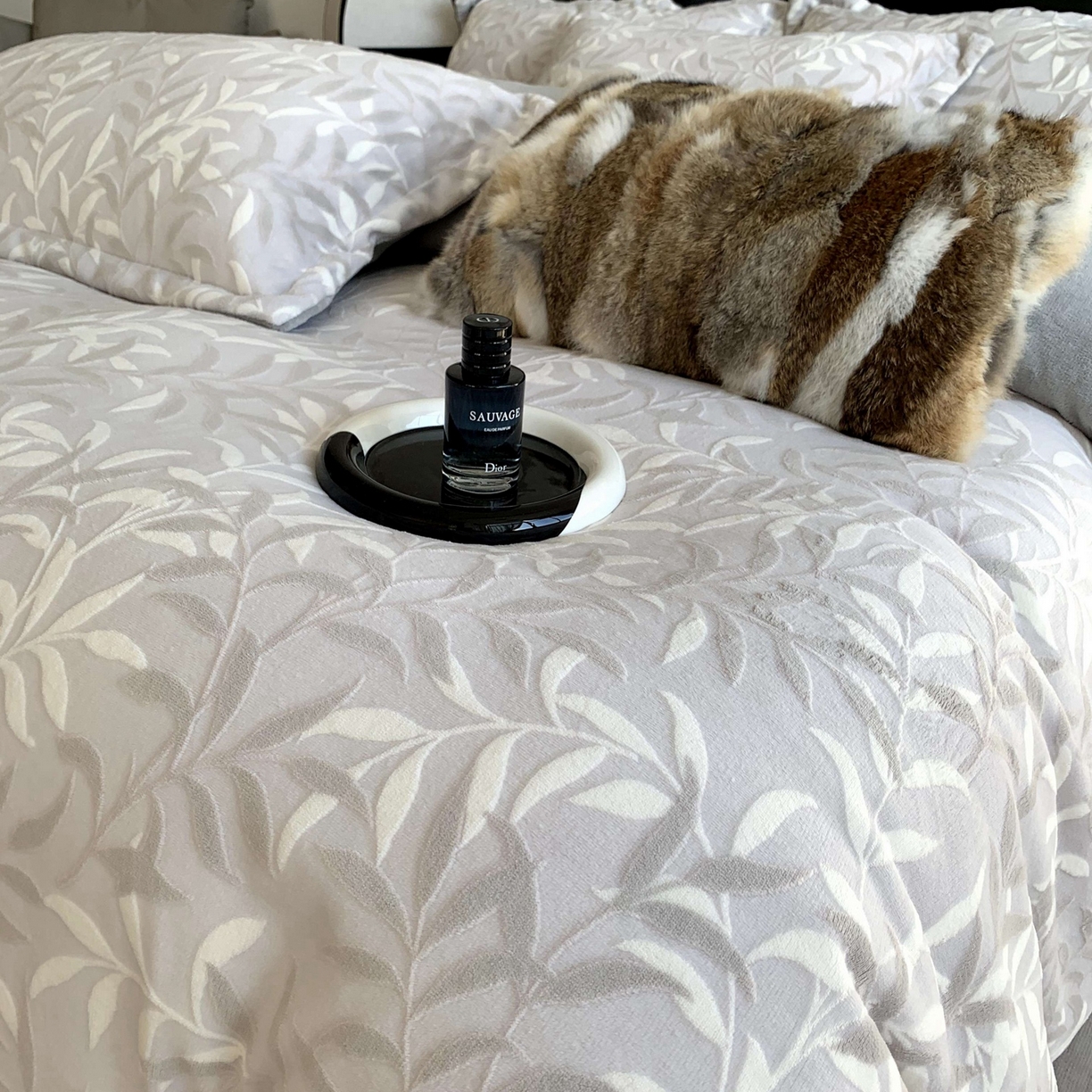 91家纺网 家纺一手货源 找家纺 奈萝家纺 2025新款加厚雕花绒牛奶绒四件套 叶叶细雨灰