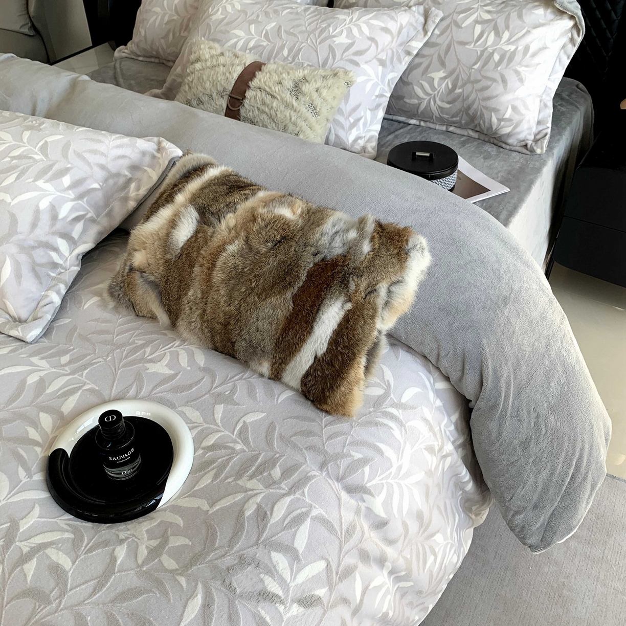 91家纺网 家纺一手货源 找家纺 奈萝家纺 2025新款加厚雕花绒牛奶绒四件套 叶叶细雨灰