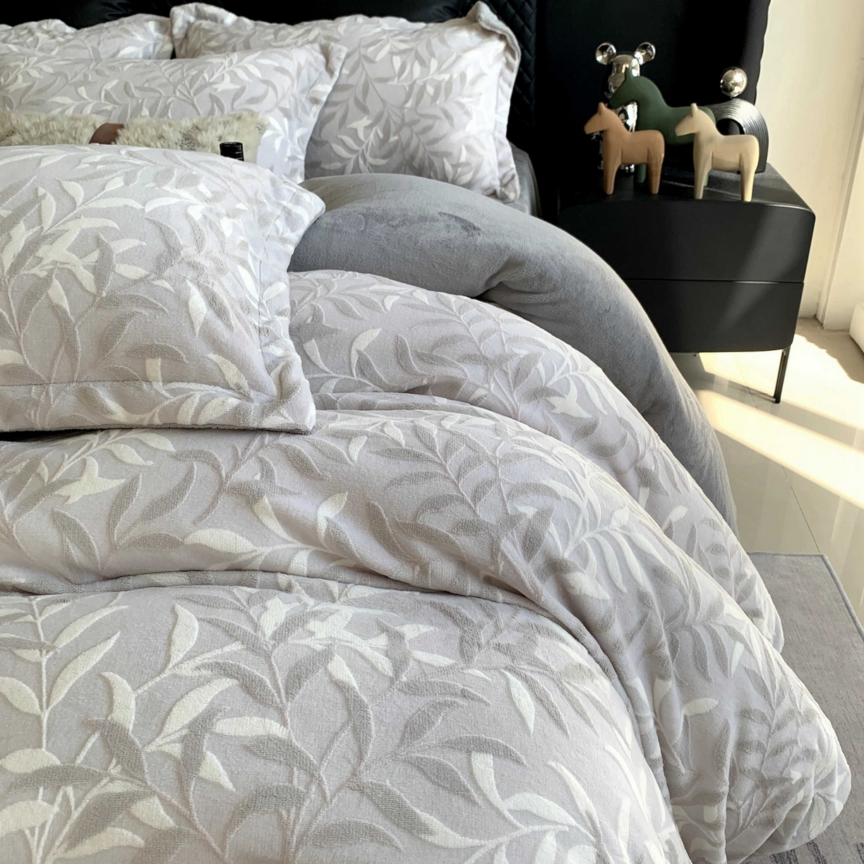 91家纺网 家纺一手货源 找家纺 奈萝家纺 2025新款加厚雕花绒牛奶绒四件套 叶叶细雨灰