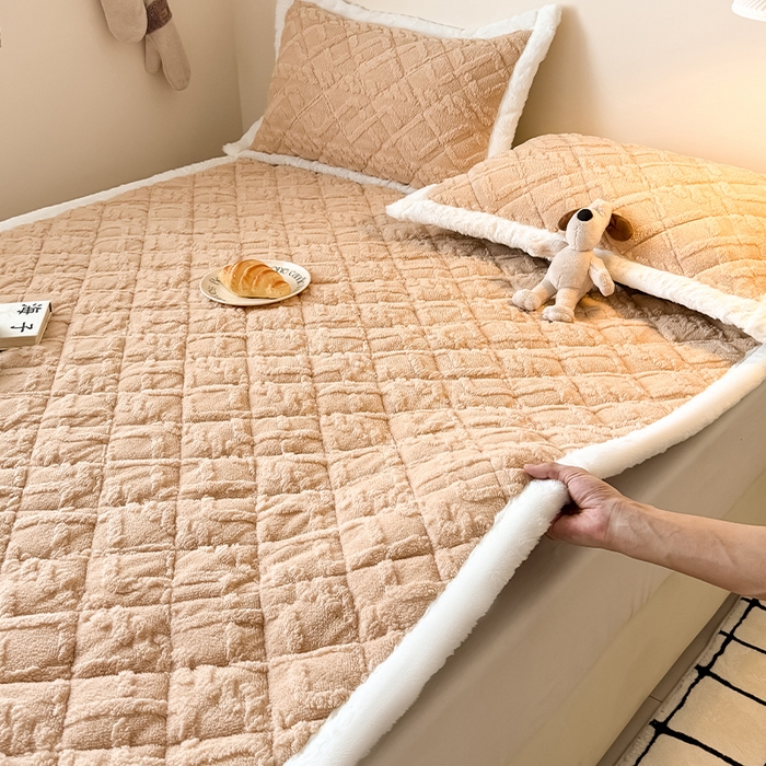 91家纺网 家纺一手货源 找家纺 叠派家纺 2025新款塔芙绒夹棉床垫 浅驼色