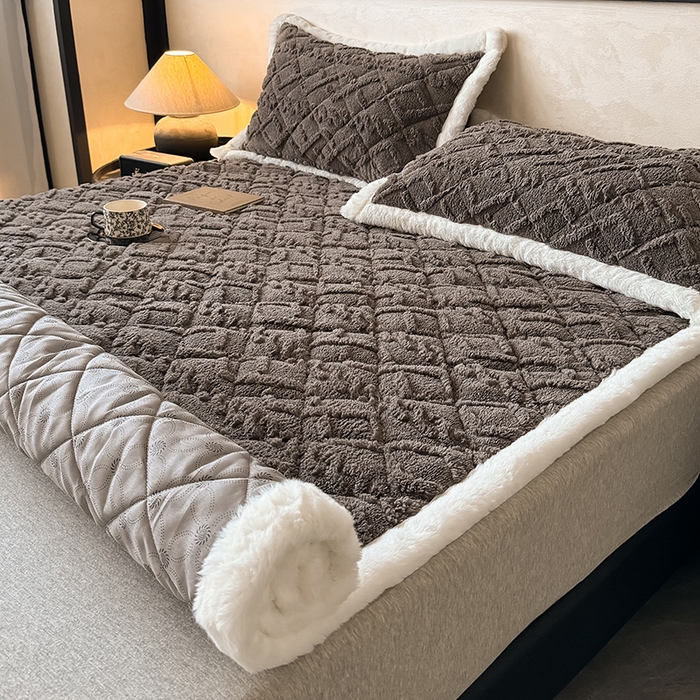 91家纺网 家纺一手货源 找家纺 叠派家纺 2025新款塔芙绒夹棉床垫 深灰色