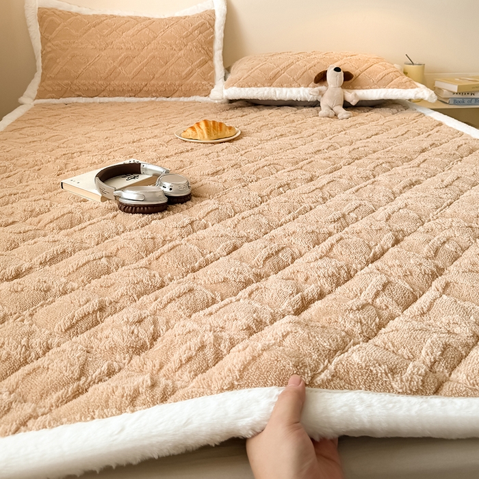 91家纺网 家纺一手货源 找家纺 叠派家纺 2025新款塔芙绒夹棉床垫 浅驼色