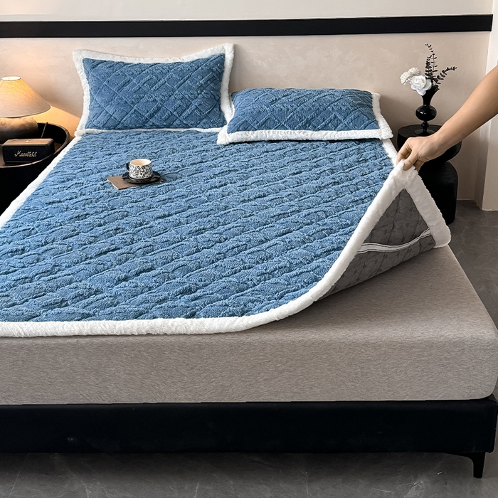 91家纺网 家纺一手货源 找家纺 叠派家纺 2025新款塔芙绒夹棉床垫 典雅蓝