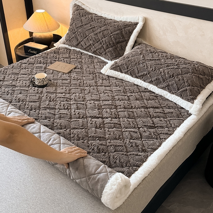 91家纺网 家纺一手货源 找家纺 叠派家纺 2025新款塔芙绒夹棉床垫 深灰色