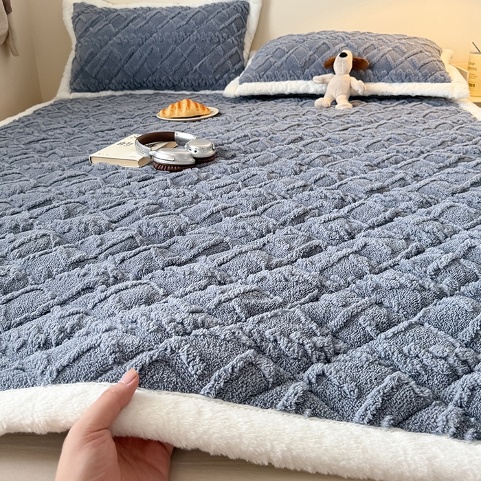 91家纺网 家纺一手货源 找家纺 叠派家纺 2025新款塔芙绒夹棉床垫 浅灰色