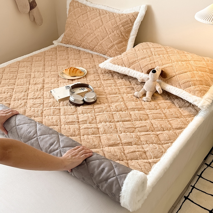 91家纺网 家纺一手货源 找家纺 叠派家纺 2025新款塔芙绒夹棉床垫 浅驼色