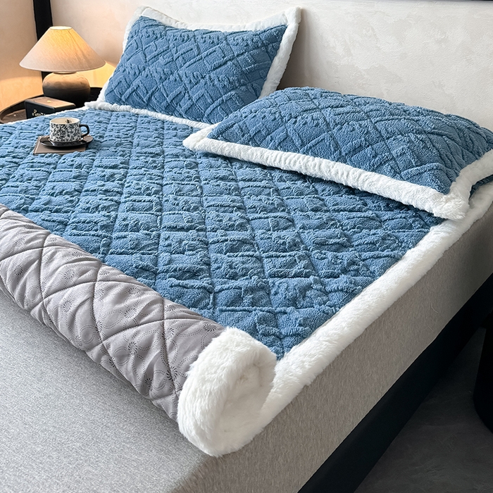 91家纺网 家纺一手货源 找家纺 叠派家纺 2025新款塔芙绒夹棉床垫 典雅蓝