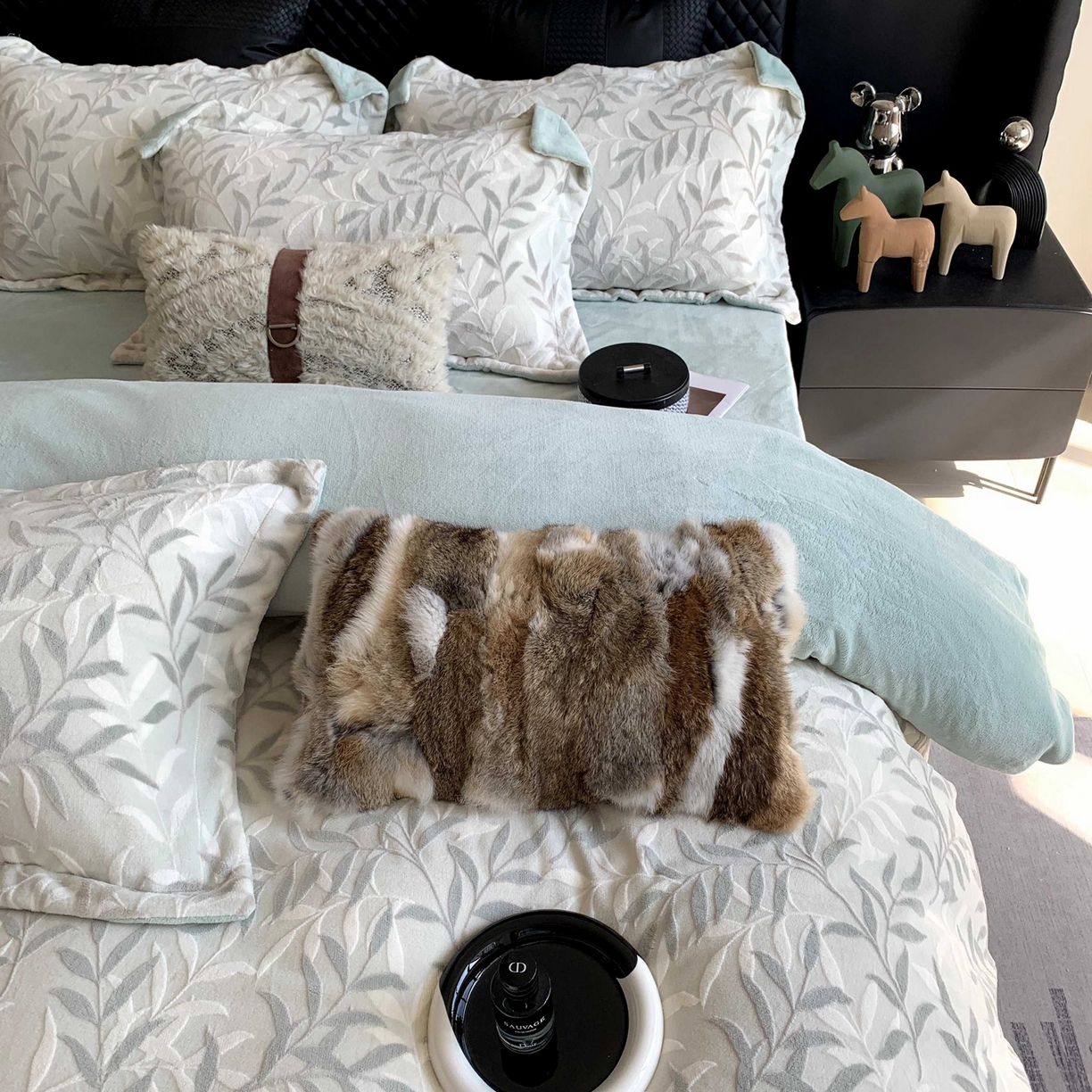 91家纺网 家纺一手货源 找家纺 奈萝家纺 2025新款加厚雕花绒牛奶绒四件套 叶叶细雨绿