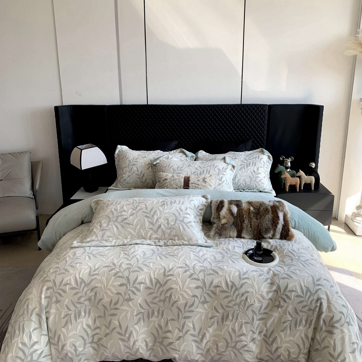 91家纺网 家纺一手货源 找家纺 奈萝家纺 2025新款加厚雕花绒牛奶绒四件套 叶叶细雨绿