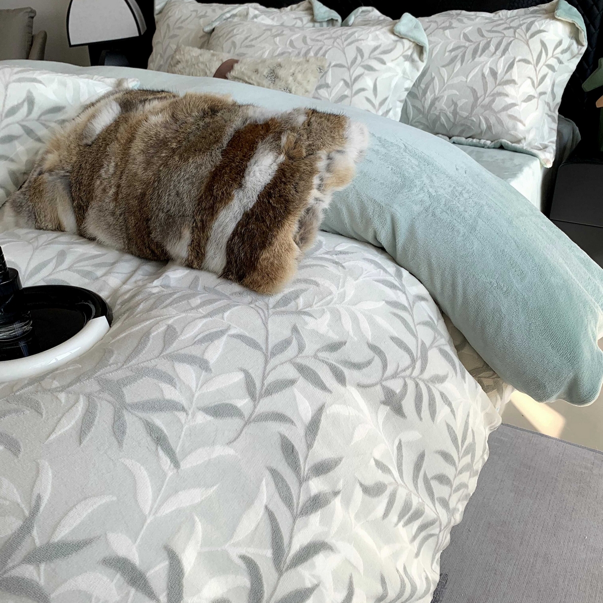 91家纺网 家纺一手货源 找家纺 奈萝家纺 2025新款加厚雕花绒牛奶绒四件套 叶叶细雨绿