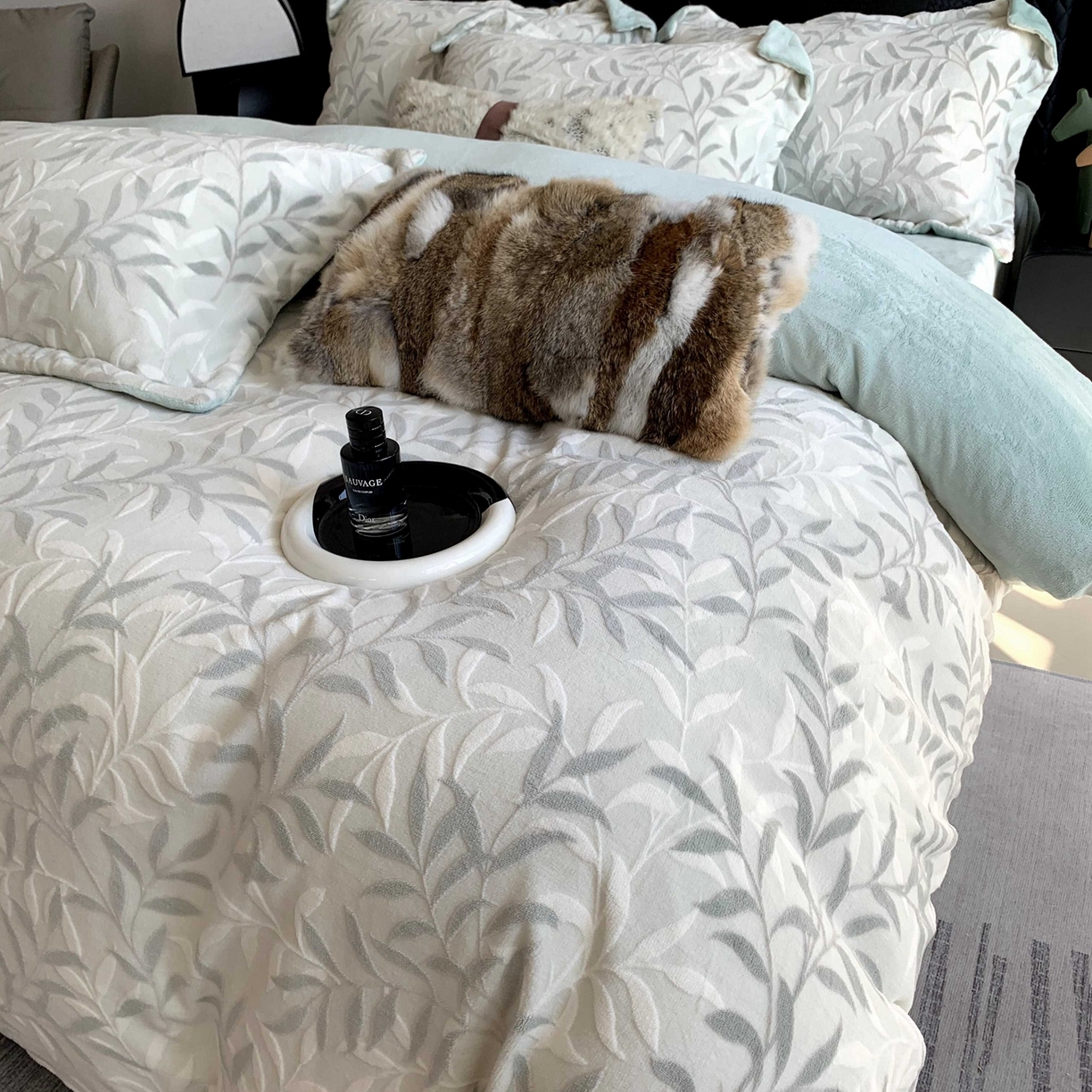 91家纺网 家纺一手货源 找家纺 奈萝家纺 2025新款加厚雕花绒牛奶绒四件套 叶叶细雨绿