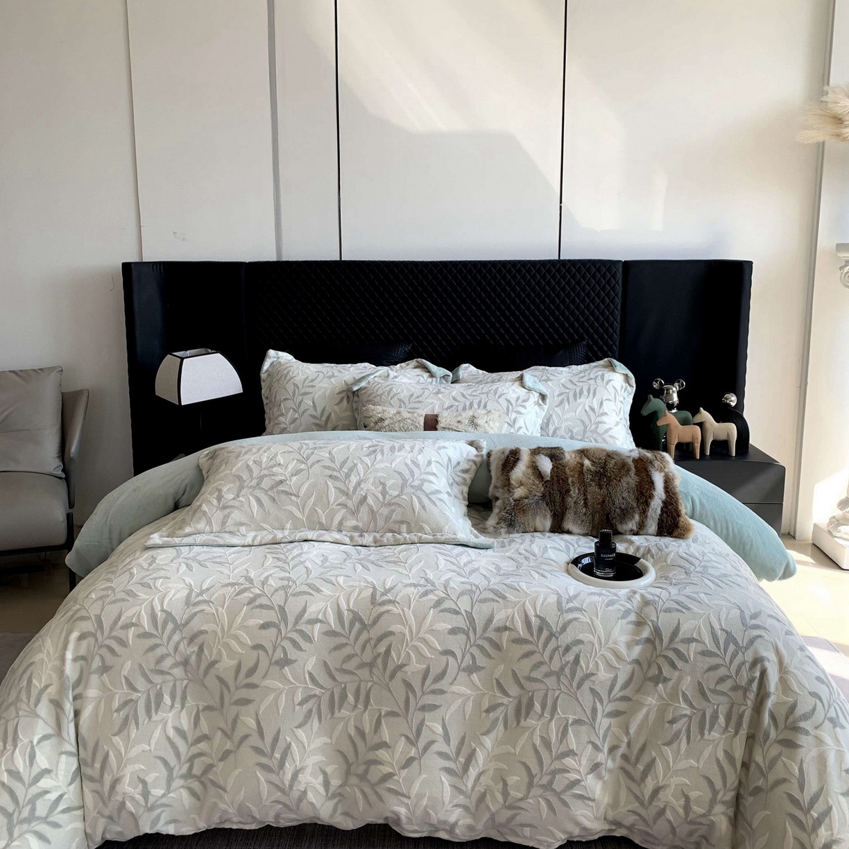 91家纺网 家纺一手货源 找家纺 奈萝家纺 2025新款加厚雕花绒牛奶绒四件套 叶叶细雨绿