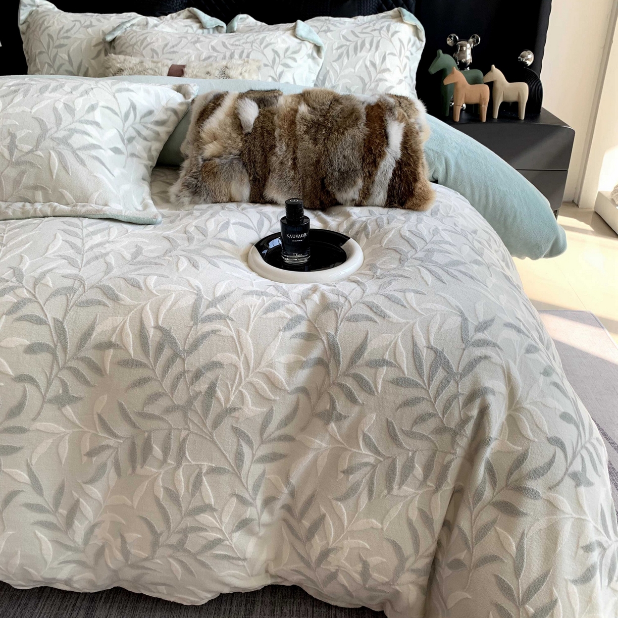 91家纺网 家纺一手货源 找家纺 奈萝家纺 2025新款加厚雕花绒牛奶绒四件套 叶叶细雨绿