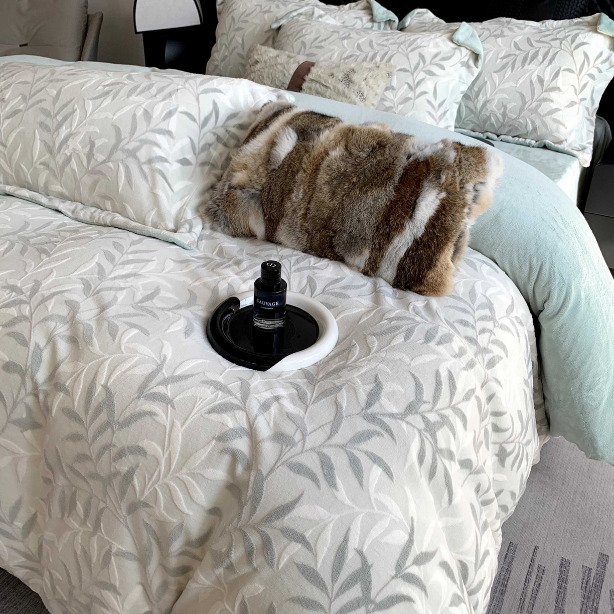 91家纺网 家纺一手货源 找家纺 奈萝家纺 2025新款加厚雕花绒牛奶绒四件套 叶叶细雨绿