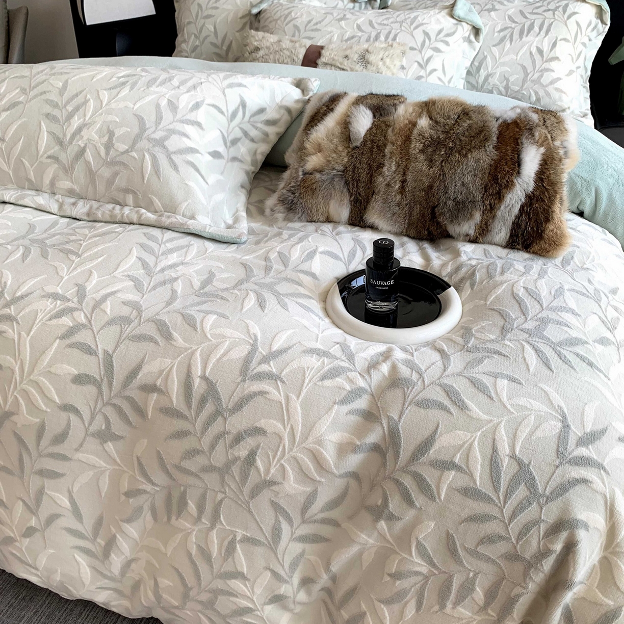 91家纺网 家纺一手货源 找家纺 奈萝家纺 2025新款加厚雕花绒牛奶绒四件套 叶叶细雨绿