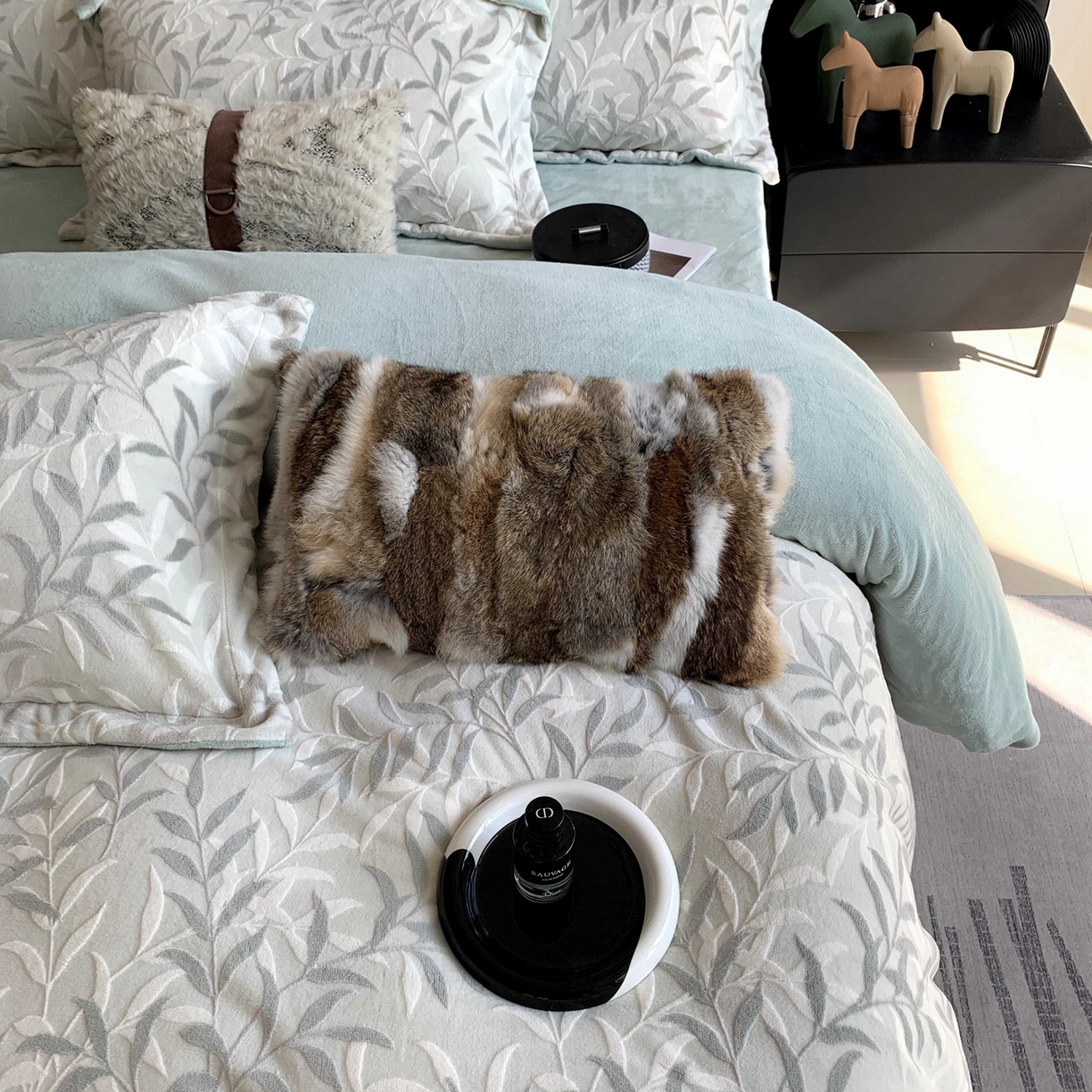 91家纺网 家纺一手货源 找家纺 奈萝家纺 2025新款加厚雕花绒牛奶绒四件套 叶叶细雨绿