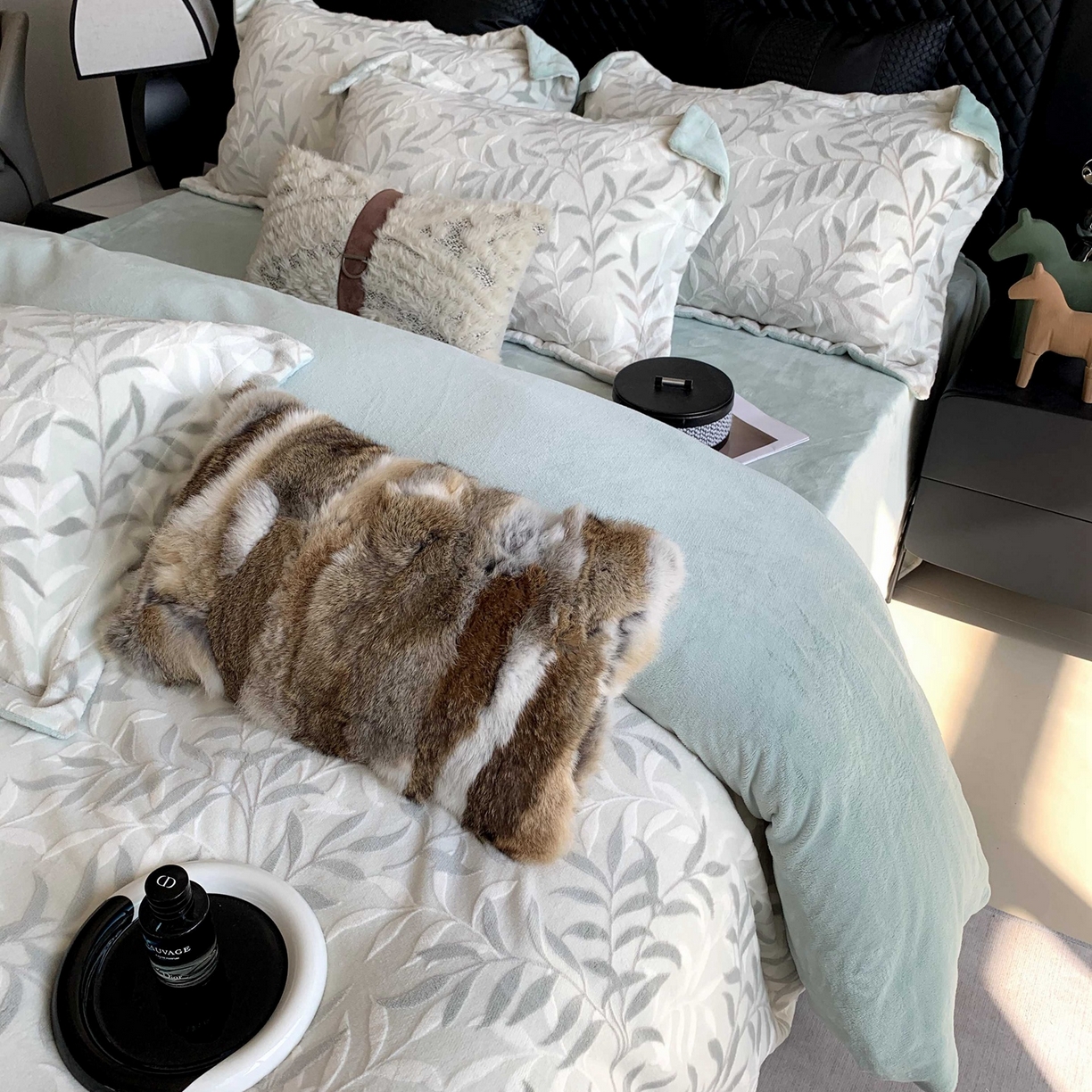 91家纺网 家纺一手货源 找家纺 奈萝家纺 2025新款加厚雕花绒牛奶绒四件套 叶叶细雨绿