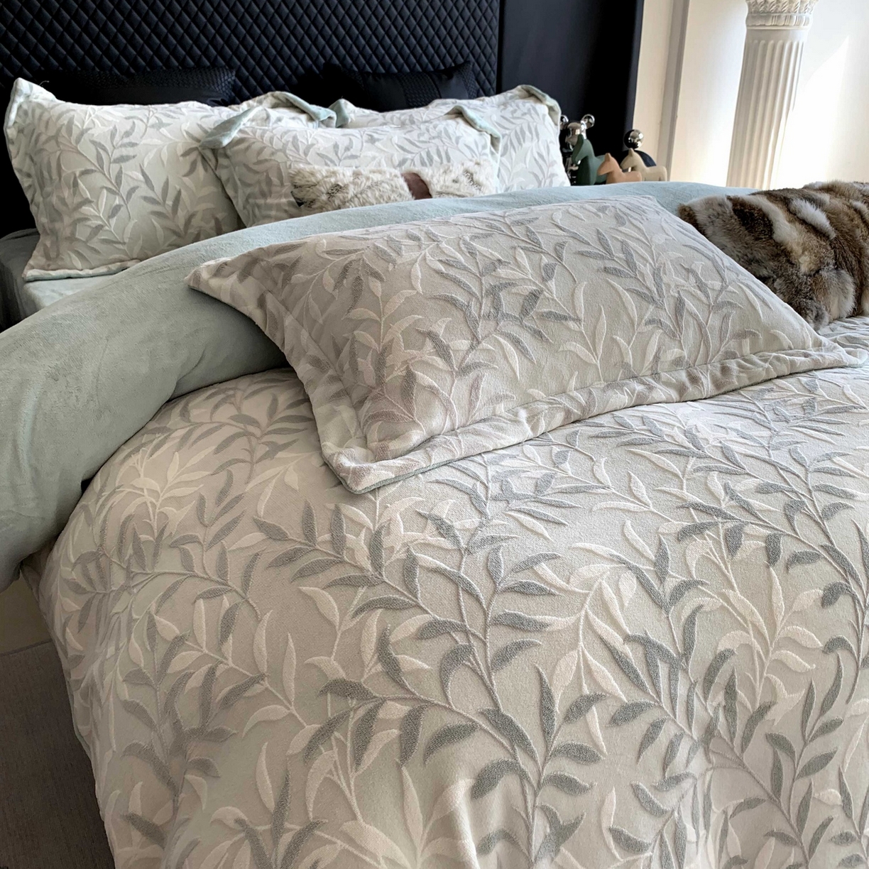 91家纺网 家纺一手货源 找家纺 奈萝家纺 2025新款加厚雕花绒牛奶绒四件套 叶叶细雨绿