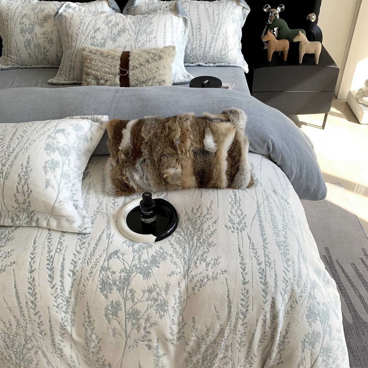 91家纺网 家纺一手货源 找家纺 奈萝家纺 2025新款加厚雕花绒牛奶绒四件套 樱花草蓝灰