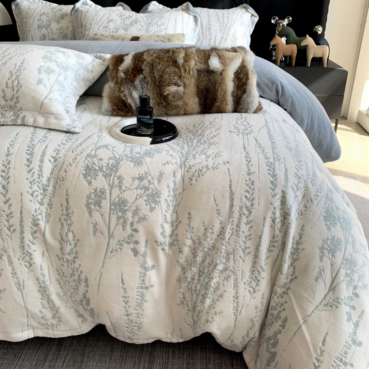 91家纺网 家纺一手货源 找家纺 奈萝家纺 2025新款加厚雕花绒牛奶绒四件套 樱花草蓝灰