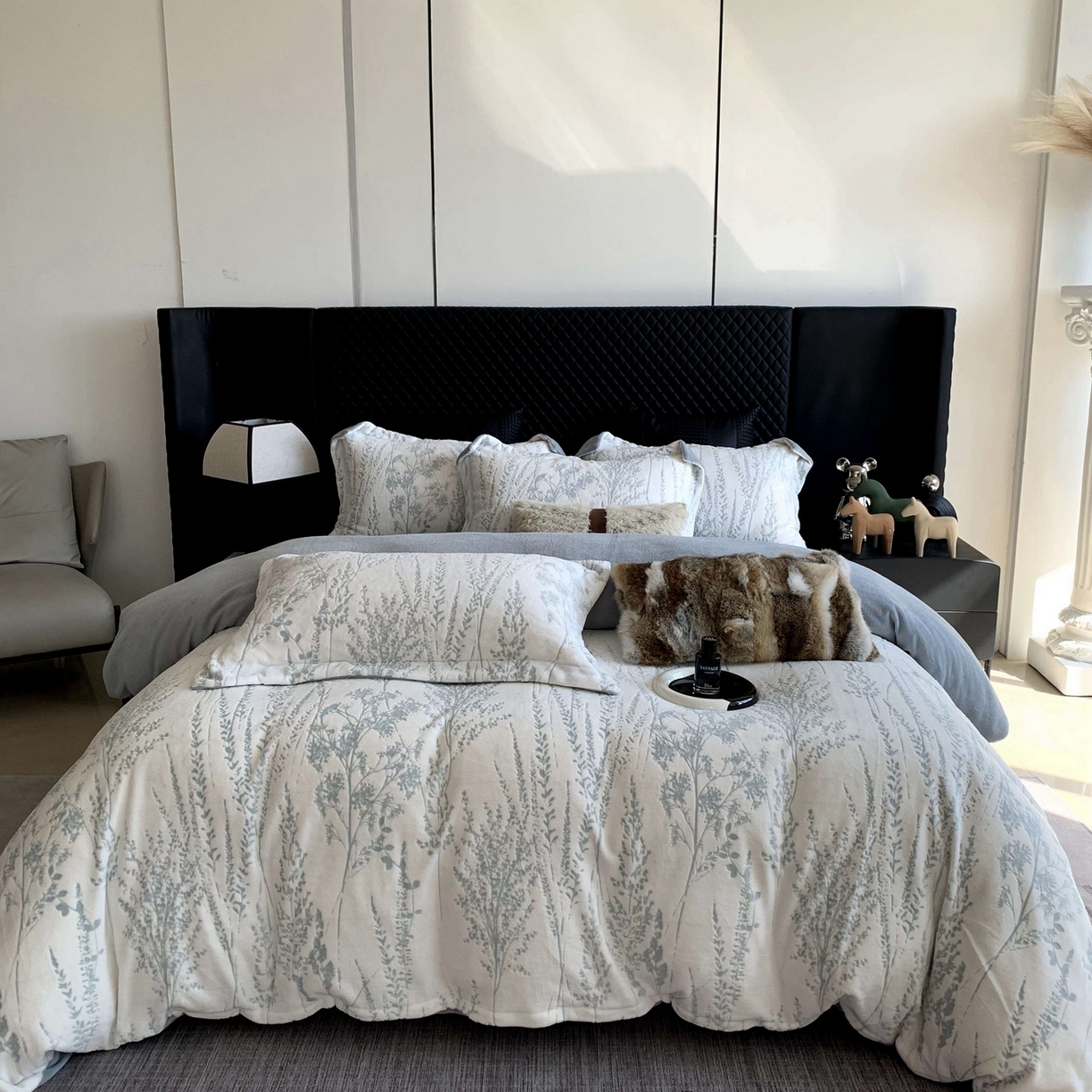 91家纺网 家纺一手货源 找家纺 奈萝家纺 2025新款加厚雕花绒牛奶绒四件套 樱花草蓝灰