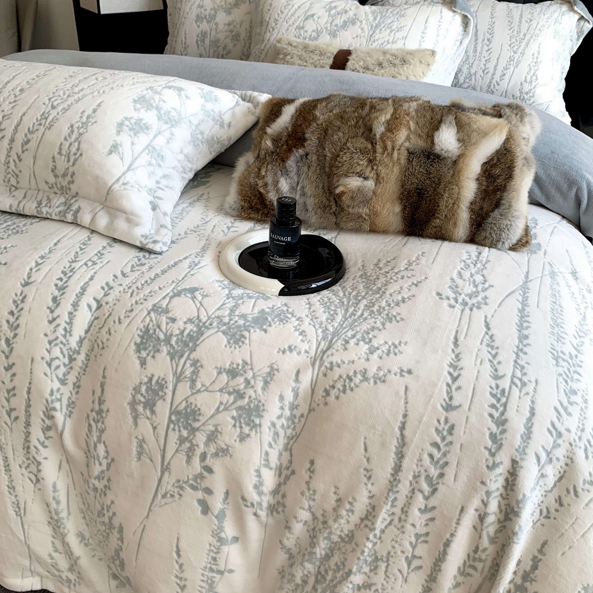 91家纺网 家纺一手货源 找家纺 奈萝家纺 2025新款加厚雕花绒牛奶绒四件套 樱花草蓝灰