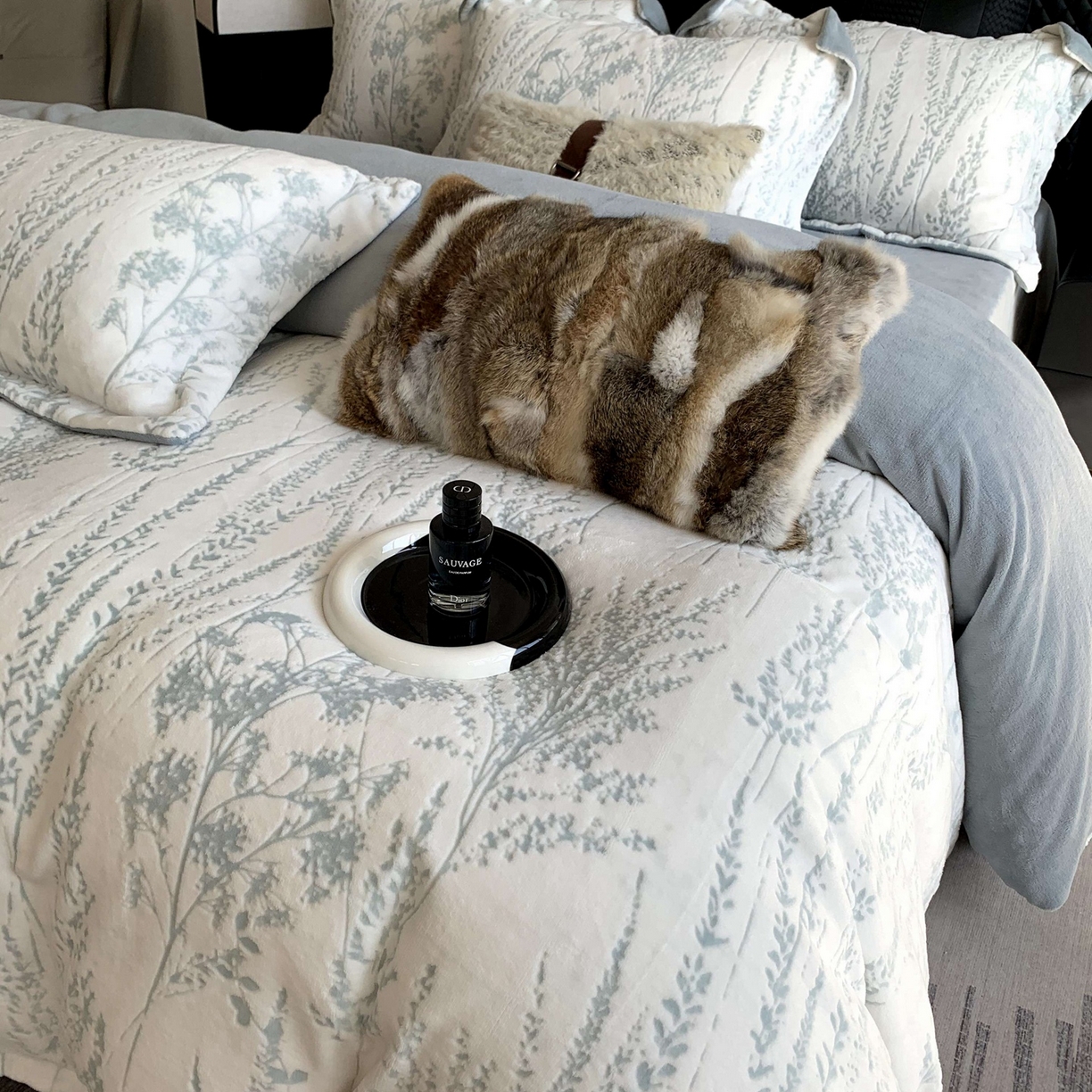 91家纺网 家纺一手货源 找家纺 奈萝家纺 2025新款加厚雕花绒牛奶绒四件套 樱花草蓝灰