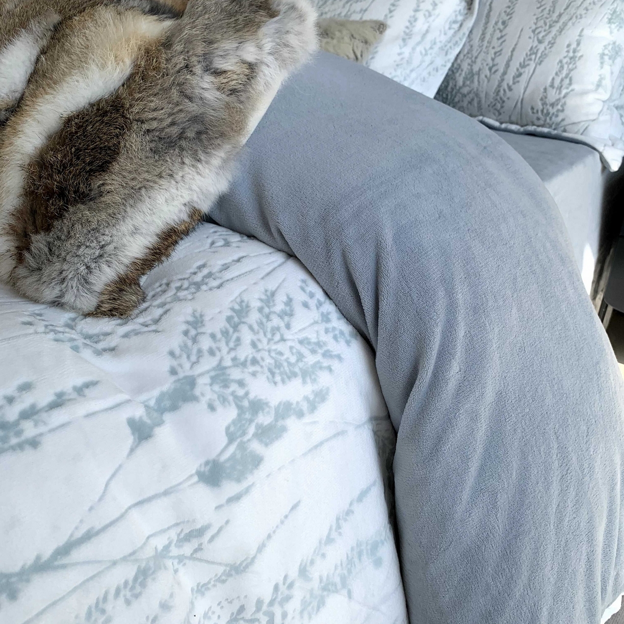 91家纺网 家纺一手货源 找家纺 奈萝家纺 2025新款加厚雕花绒牛奶绒四件套 樱花草蓝灰