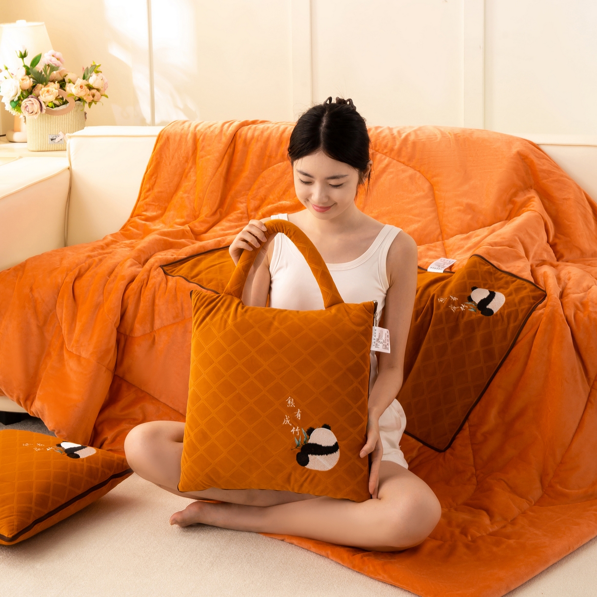 91家纺网 家纺一手货源 找家纺 （总）多今家纺 2025新款便携手提式水晶绒玛莎绒刺绣抱枕被子-熊有成竹系列