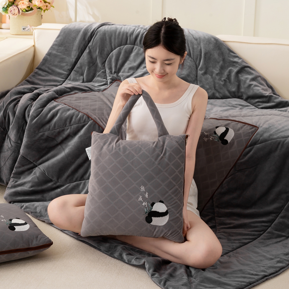 91家纺网 家纺一手货源 找家纺 （总）多今家纺 2025新款便携手提式水晶绒玛莎绒刺绣抱枕被子-熊有成竹系列