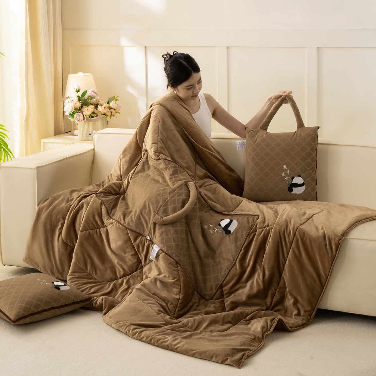 91家纺网 家纺一手货源 找家纺 （总）多今家纺 2025新款便携手提式水晶绒玛莎绒刺绣抱枕被子-熊有成竹系列