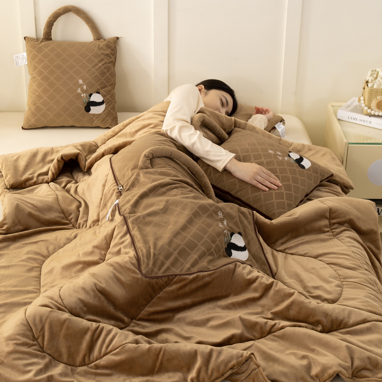 91家纺网 家纺一手货源 找家纺 （总）多今家纺 2025新款便携手提式水晶绒玛莎绒刺绣抱枕被子-熊有成竹系列