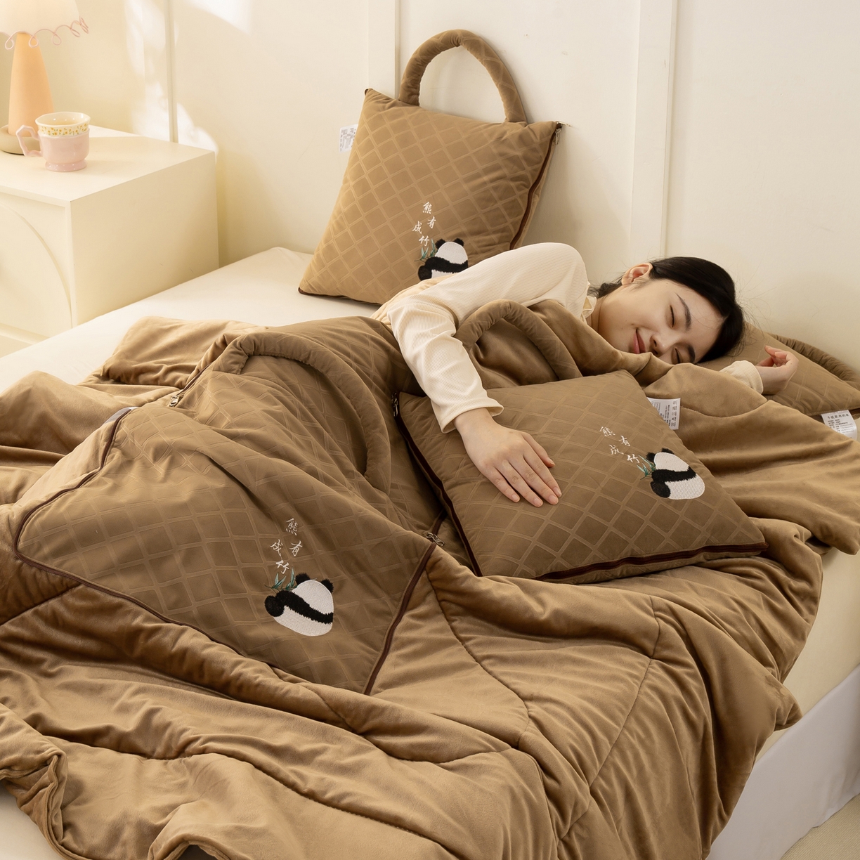 91家纺网 家纺一手货源 找家纺 （总）多今家纺 2025新款便携手提式水晶绒玛莎绒刺绣抱枕被子-熊有成竹系列