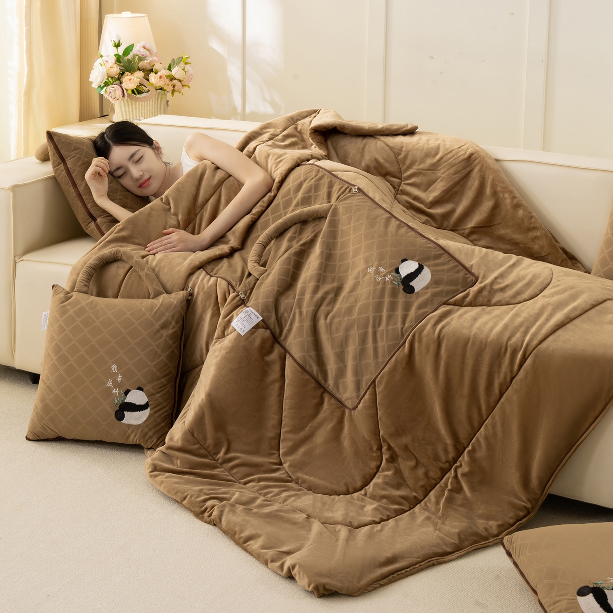 91家纺网 家纺一手货源 找家纺 （总）多今家纺 2025新款便携手提式水晶绒玛莎绒刺绣抱枕被子-熊有成竹系列