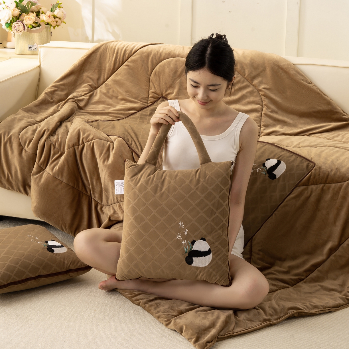 91家纺网 家纺一手货源 找家纺 （总）多今家纺 2025新款便携手提式水晶绒玛莎绒刺绣抱枕被子-熊有成竹系列