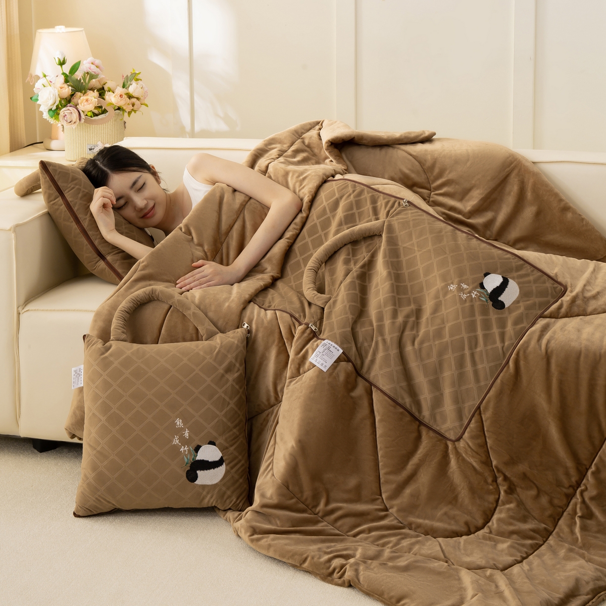 91家纺网 家纺一手货源 找家纺 （总）多今家纺 2025新款便携手提式水晶绒玛莎绒刺绣抱枕被子-熊有成竹系列