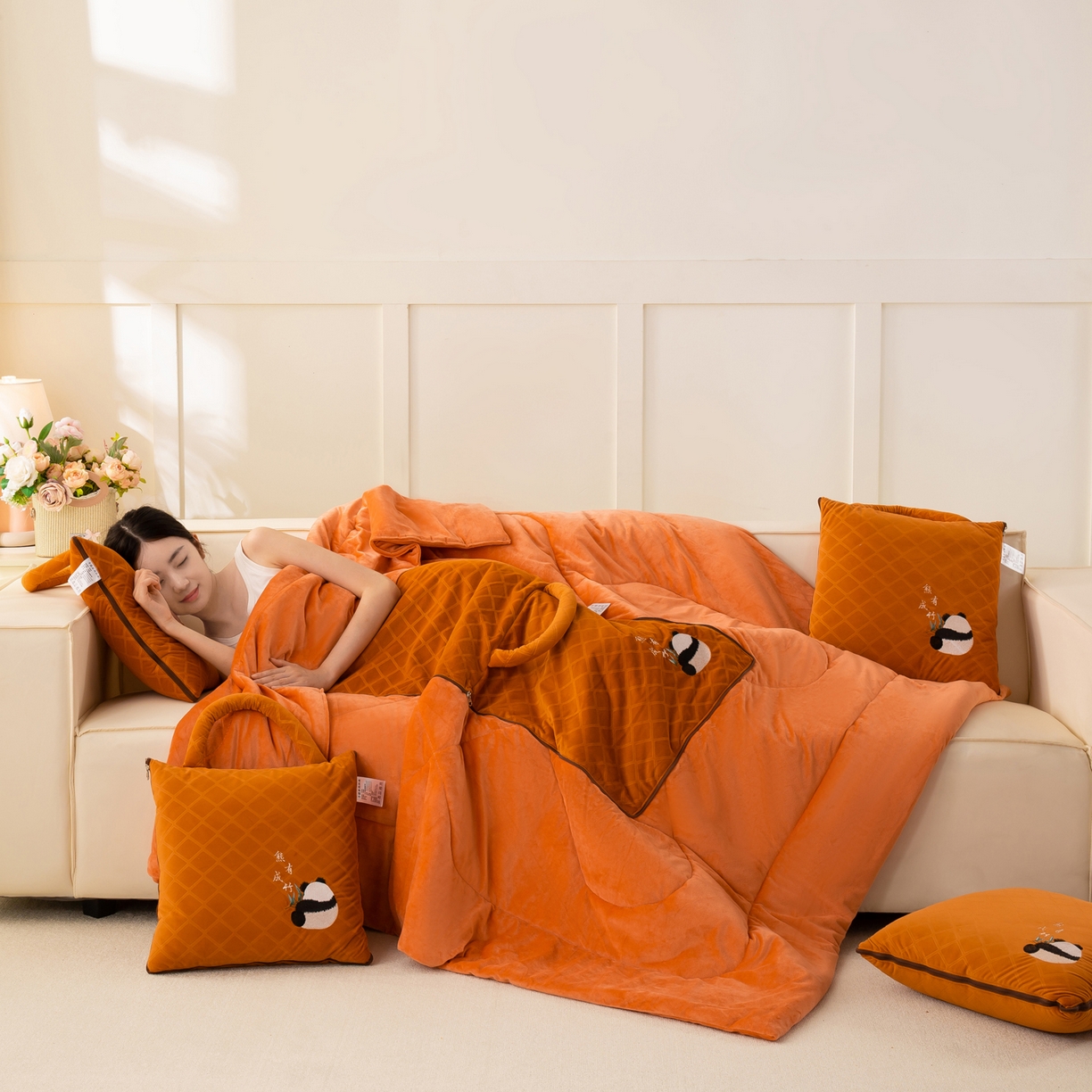 91家纺网 家纺一手货源 找家纺 多今家纺 2025新款便携手提式水晶绒玛莎绒刺绣抱枕被子-熊有成竹系列 熊有成竹-皇家橙