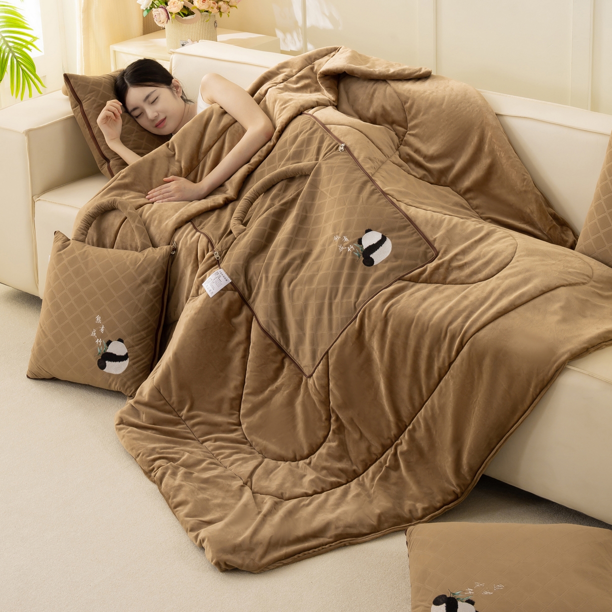 91家纺网 家纺一手货源 找家纺 （总）多今家纺 2025新款便携手提式水晶绒玛莎绒刺绣抱枕被子-熊有成竹系列